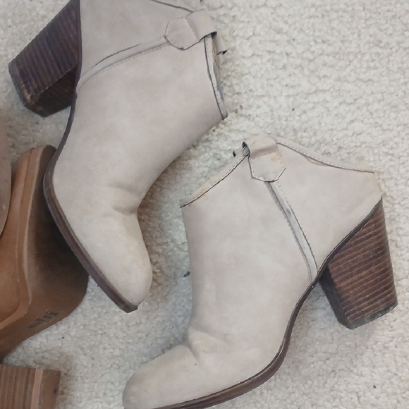 Stylish Tan and Cream Ankle Boots - Picture 6 of 8